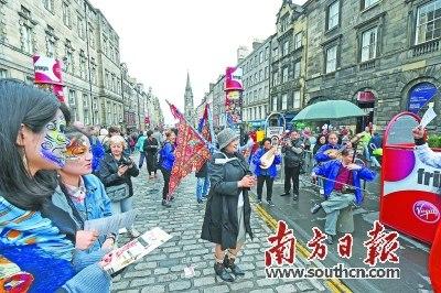 中国侨网粤剧《夫人计》剧组在爱丁堡街头走秀。