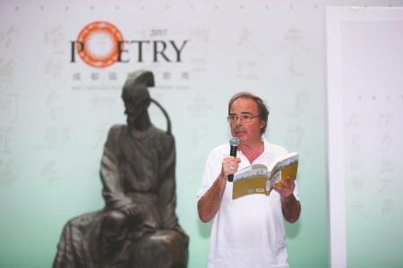 中国侨网法国诗人伊冯·勒芒在草堂读诗活动中现场朗诵诗歌。