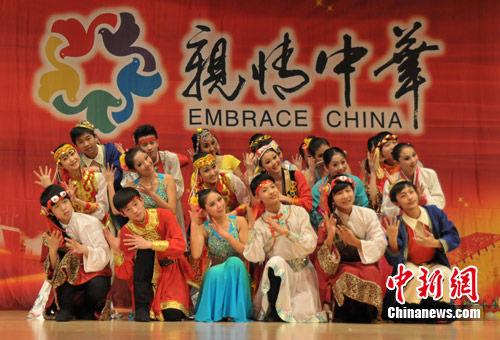中国侨网资料图：演员表演开场舞蹈《锦绣中华》。陆春艳 摄