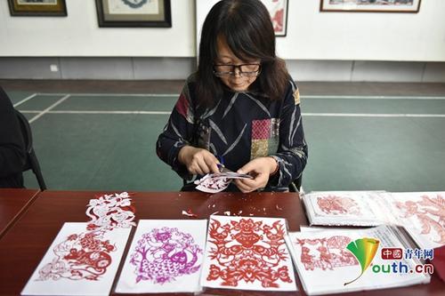 中国侨网剪纸手艺。中国青年网 王子瑞 摄