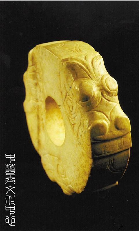 中国侨网良渚遗址出土的瑶山M2:17玉圆牌。图片由杭州良渚遗址管理区管理委员会提供
