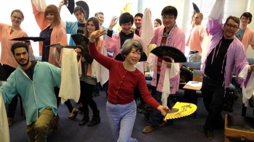 中国侨网李惠馨在伦敦大学Holloway学院教中英学员京剧表演。(BBC中文网)