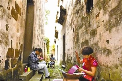 中国侨网杭州桐庐合村的非遗传承人在制作绣花鞋。黄强 摄
