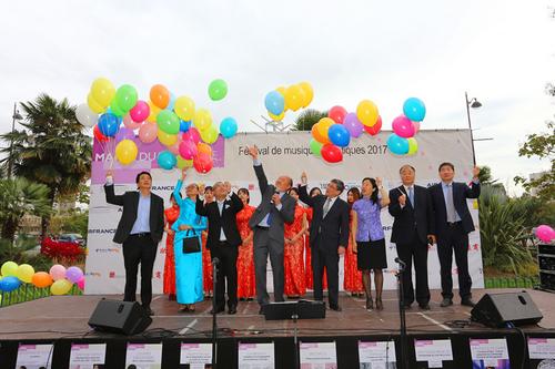 中国侨网9月25日下午,随着中国驻法大使馆公使关键、法国国民议会议员陈文雄等嘉宾放飞喜庆的气球,为期两周的巴黎13区庆中秋系列活动正式上路。这也同时拉开了法国华侨华人欢度中秋佳节的序幕。(法国《欧洲时报》/黄冠杰 摄)