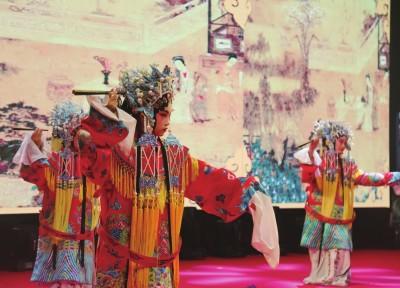 中国侨网2017年上海市学生中华优秀传统文化展示活动中,学生们在表演京剧。陆嘉辉 摄