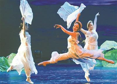 中国侨网越南艺术团的歌舞剧《越南之美》演出情景。
