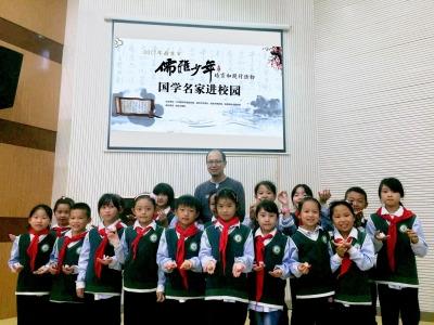 中国侨网孩子们手持作品与何斌合影。孙红雨 摄