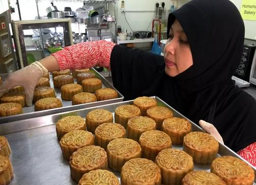 中国侨网诺艾斯玛说，制作月饼秘方来自已故家婆。她的家婆是华裔穆斯林，懂得如何制作月饼，并将知识传授给她。（马来西亚《星洲日报》援引马新社）