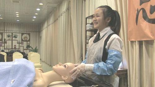 英国导演花三年拍纪录片 展现中国少女殡仪师