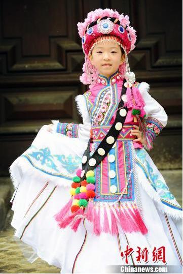 中国侨网胡李美涵身着精美的傈僳族服装在巴黎街头拍摄。　受访者供图　