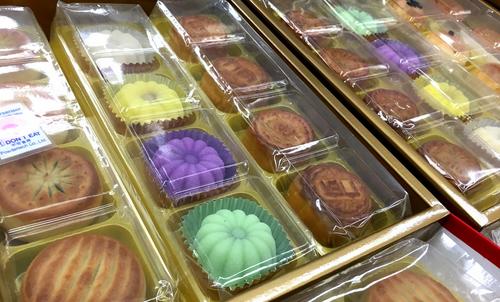 中国侨网超市内的月饼种类琳琅满目，造型和颜色也五花八门。（美国《星岛日报》/陈光立 摄）