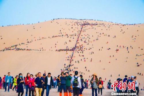 中国侨网10月3日,敦煌鸣沙山上人流如织。 王斌银 摄