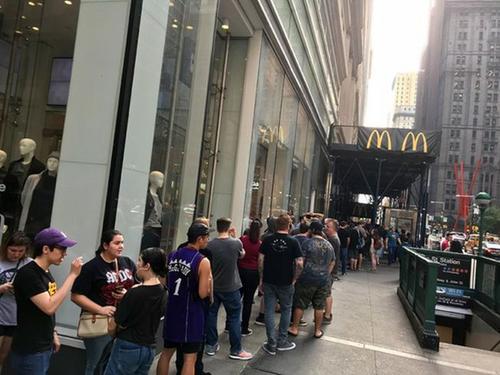 中国侨网纽约曼哈顿地区一家供应四川辣酱的麦当劳门店前大排长龙。（美国《世界日报》）
