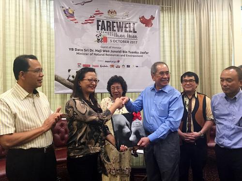 中国侨网马来西亚自然资源及环境部部长朱乃迪向马珈公参赠送纪念画册。