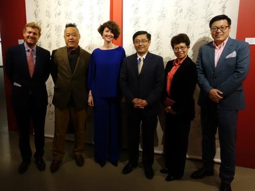 中国侨网中国驻爱尔兰大使与主办方和主要赞助者合影。