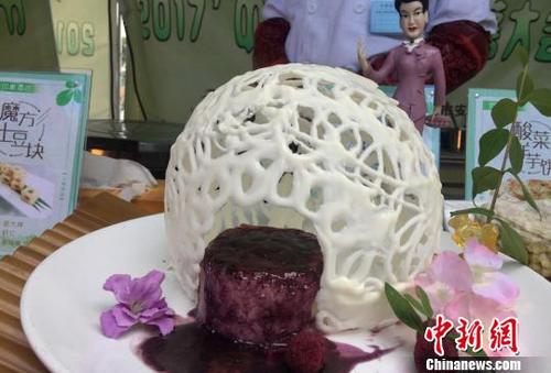 中国侨网图为由土豆泥和巧克力制作的“白色恋人”。　刘玉桃　摄