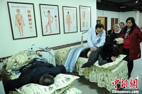 中国侨网资料图：患者正在接受中医治疗。中新社发 陈超 摄