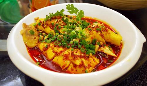 中国侨网色香味俱全的葱油鸡。(图片来源:美国《世界日报》)