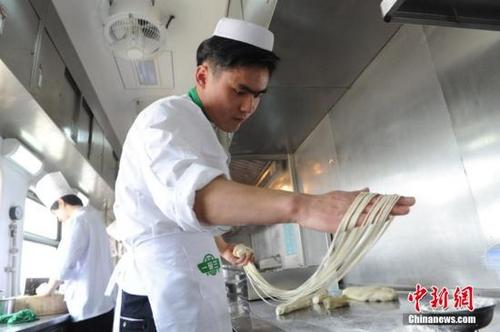 中国侨网资料图 餐车为旅行中的旅客提供兰州牛肉面。杨艳敏 摄