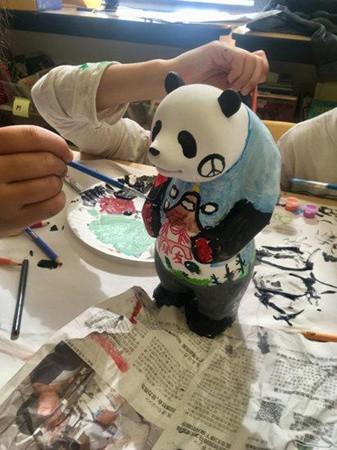 中国侨网熊猫雕塑彩绘活动，让小学生了解成都文化。（美国《世界日报》）