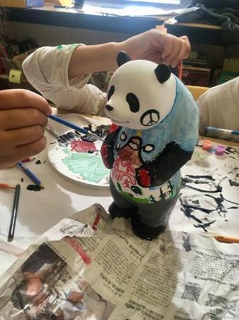 中国侨网熊猫雕塑彩绘活动,让小学生了解成都文化。(美国《世界日报》)