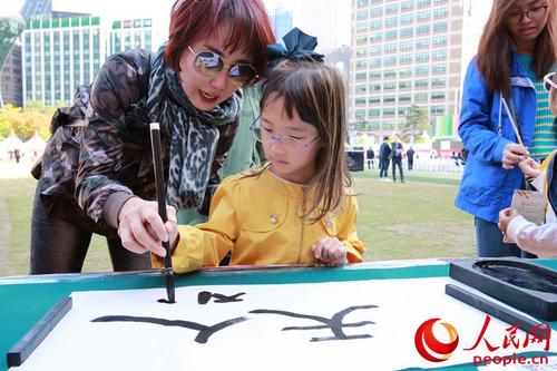 中国侨网韩国小朋友学写汉字。