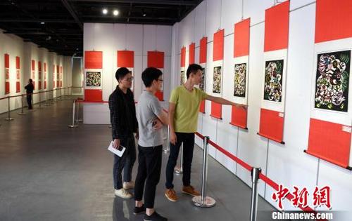中国侨网 10月24日,中华民俗节日剪纸艺术作品展在福州福建省海丝艺术馆开幕。 记者刘可耕 摄