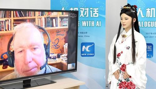 中国侨网资料图片：4月24日，机器人“佳佳”通过网络与科技观察家凯文·凯利对话。新华社记者 郭晨 摄