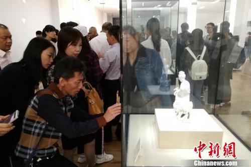 中国侨网难得一见的“何朝宗款”瓷塑作品吸引了众多收藏爱好者的驻足欣赏。 孙虹 摄