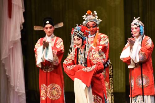 中国侨网著名京剧表演艺术家于魁智、李胜素率中国国家京剧院赴英国演出。