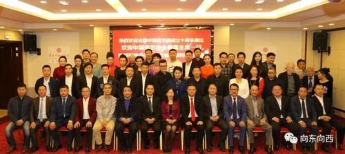 中国侨网曲艺家与侨界代表合影。(《欧洲时报》/黄冠杰 图文报道)