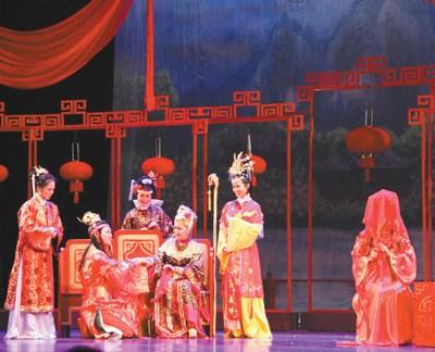 中国侨网图为越南演员正倾情演绎话剧《红楼梦》。 本报记者 刘刚 摄