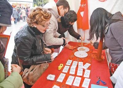中国侨网近年来,中西文化交流不断深入。图为今年年初,马德里市中心西班牙广场上的中国庙会,吸引了大量中外游客。 本报记者 王迪 摄