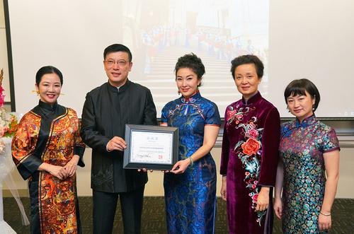 中国侨网驻旧金山总领事夫人乔力见证旗风堂为旗袍文化联盟颁发旗袍长卷完成证书。