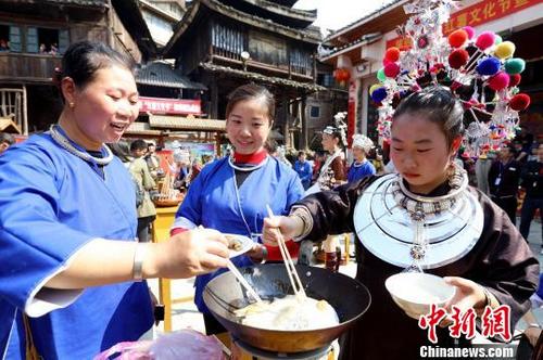 中国侨网11月4日,在三江侗族自治县林溪镇高秀村,民众在油炸红薯 吴练勋 摄