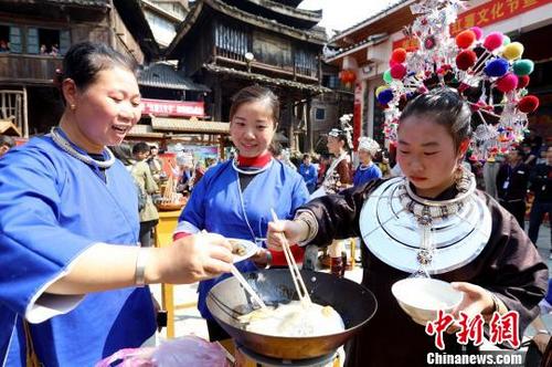 中国侨网11月4日，在三江侗族自治县林溪镇高秀村，民众在油炸红薯　吴练勋　摄