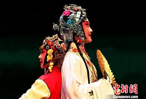 中国侨网资料图:浙江昆剧团“代字辈”演出的《牡丹亭》。浙江昆剧团供图