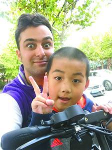 中国侨网爱文和邻居家的小男孩。