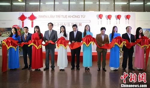 中国侨网当地时间11月7日下午，“孔子的智慧”文化展在越南河内开幕。图为剪彩仪式。 中新社记者 张晨翼 摄