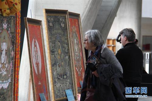 中国侨网11月10日,在法国巴黎,人们在“水墨聚焦·唐卡艺术展”上参观。由联合国教科文组织和中国国际文化传播中心共同举办的“水墨聚焦·唐卡艺术展”10日在联合国教科文组织巴黎总部开幕,20余幅精美绝伦的热贡唐卡画作让人们领略到藏族唐卡艺术的精湛技法和丰富内涵。新华社记者张雪飞摄