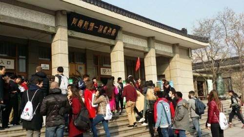 中国侨网留学生们走进秦兵马俑博物馆和秦始皇陵。