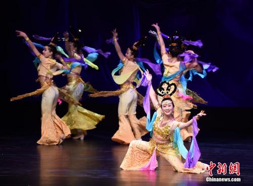 中国侨网图为当晚演出的敦煌舞蹈《伎乐飞天》。 中新社记者 张朔 摄