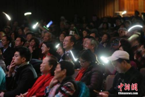 中国侨网当地时间11月14日晚,“中华文化大乐园——优秀才艺学生交流团”文艺演出在美国费城宾州大学Irvine大礼堂上演,当地华人华侨相聚一堂观看演出。图为演出现场台上台下互动。中新社记者 廖攀 摄