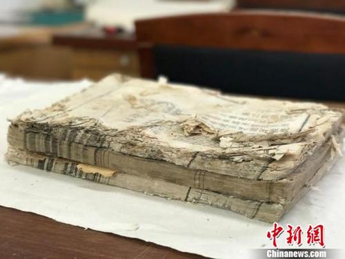中国侨网图为正待修复的破损古籍 采访对象供图