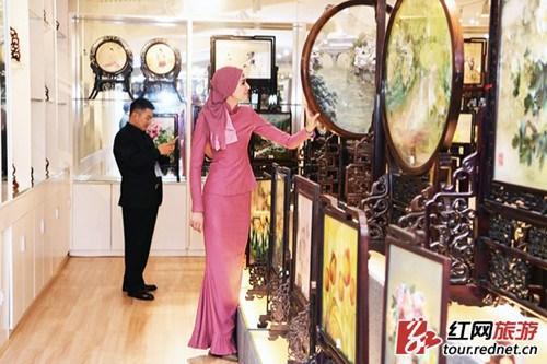 中国侨网初见湘绣,馨玥还以为是画上去的。杨华峰 摄