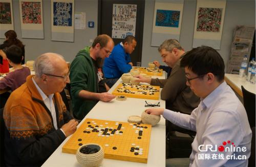 中国侨网棋友汇上中德高手对弈。