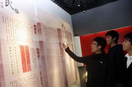 中国侨网资料图:上海甘泉外国语中学的韩国留学生(左)在“读懂中国”文化体验馆内用中文朗读文学作品。新华社记者张明摄