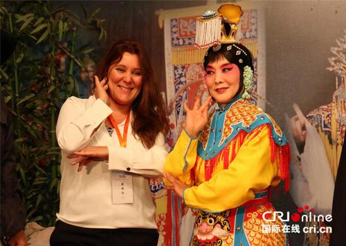 中国侨网巴西驻上海领事馆一等秘书马丽（Mari Carmen Rial Gerpe）向京剧艺术家学习旦角的手势。摄影：金近