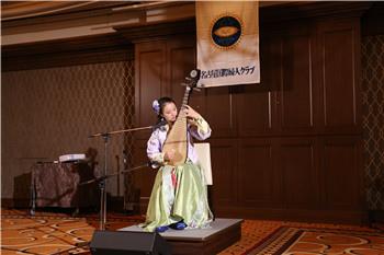 中国侨网华侨华人艺术家琵琶演奏。
