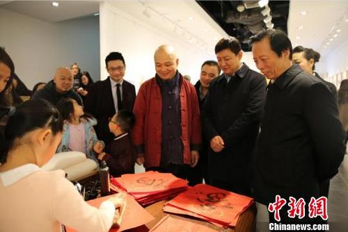 中国侨网 嘉宾现场参观欣赏展览。 钟欣 摄
